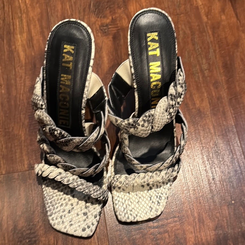 Black and White Snake Print Women's Shoes 
Size 9 USA